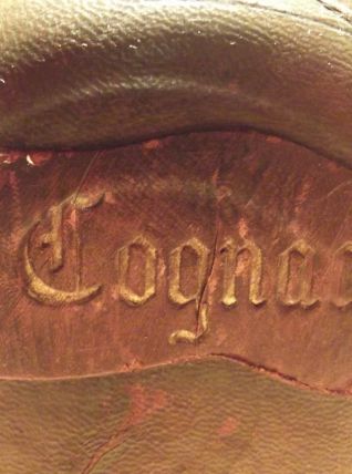 ancienne bouteille à cognac recouverte de cuir