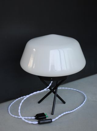 Lampe tripode a poser ,opaline année 60