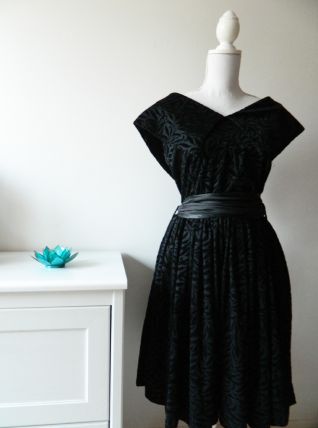 Robe col Bardot épaules dénudées motifs baroques en velours vintage 80's