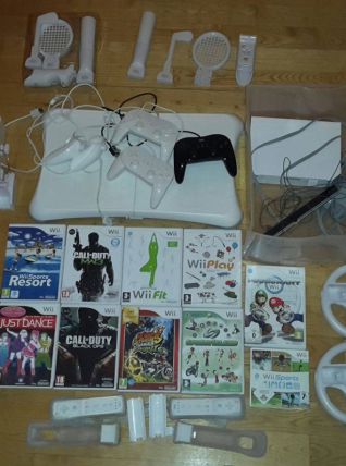 Wii+ Manettes+ Jeux+ Wii Fit +accessoires