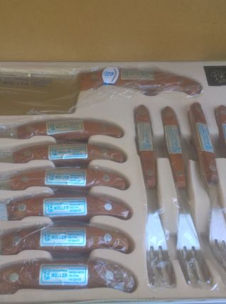 couverts neufs et sa malette de rangement