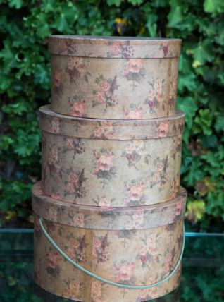 Boîtes à chapeaux fleuries