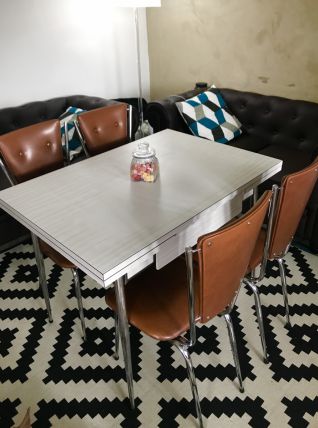 Tables en formica avec 4 chaises 