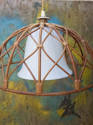 Suspension en rotin et opaline Blanche vintage