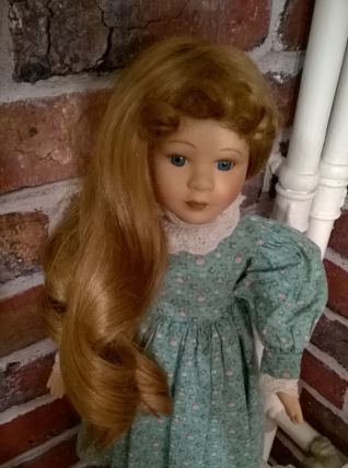 "Sophie" Poupée en porcelaine