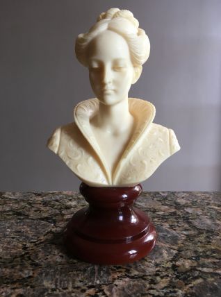 buste femme pierre blanche