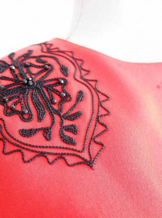 Veste en pure laine rouge vif broderies noires vintage 80's