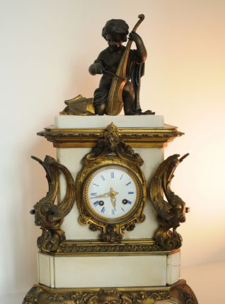 Pendule en marbre blanc, petit ange jouant de la musique