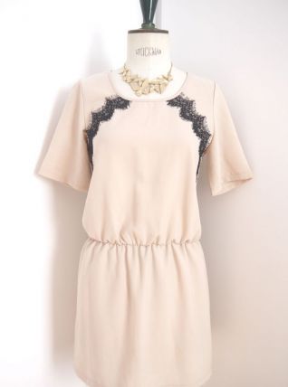 Robe rose beige dos nu en dentelle noire