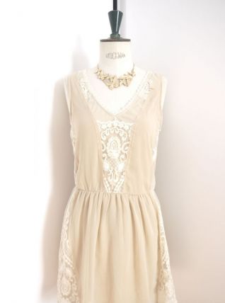 Robe neuve en dentelle de couleur beige style bohème