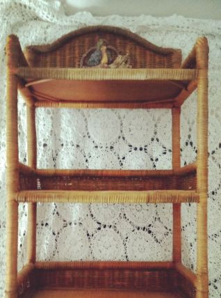 étagère en rotin décor perroquet