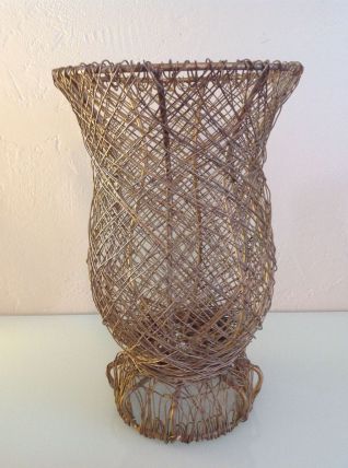 Vase en fil de fer doré