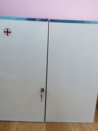 Armoire à pharmacie en métal laqué blanc