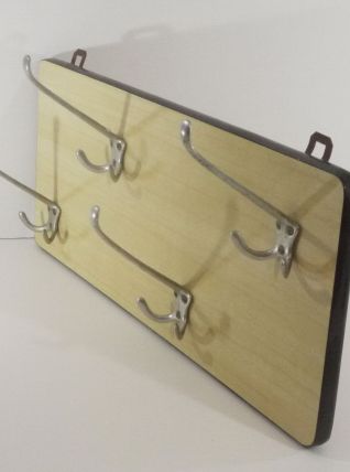 Porte-manteau mural en formica jaune 
