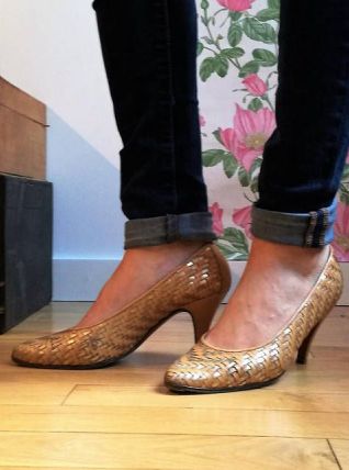 Rita - Chaussures à petits talons en cuir tressé doré 