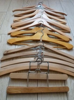 lot de 16 cintres en bois, dont 2 cintres de teinturerie