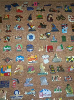 GROS LOT DE + DE 220 PIN'S de collection 