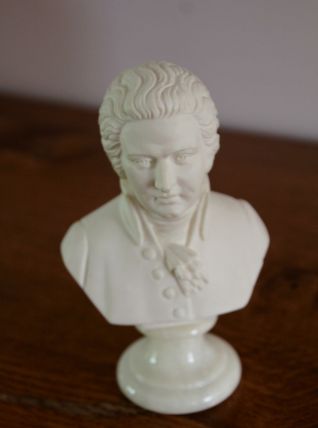 statuette de Mozart en albâtre sur socle onyx 
