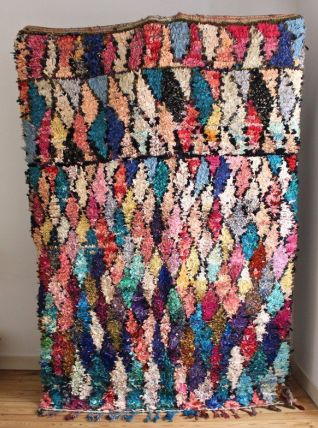 Grand tapis boucherouite berbère tissé main au Maroc