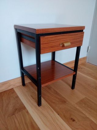 Chevet formica et métal noir dans le style moderniste