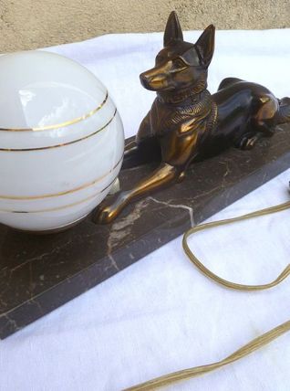lampe de chevet vintage, chien en régule sur socle en marbre