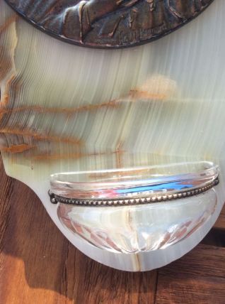 Joli  bénitier mural en onyx avec en médaillon  Sainte Thérè