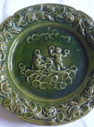 Assiette barbotine verte decor d'anges Digoin