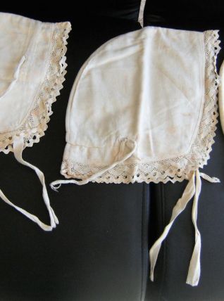 Lot 3 Bonnets enfant vintage en broderie dentelée