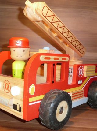 Camion de pompier en bois avec personnage