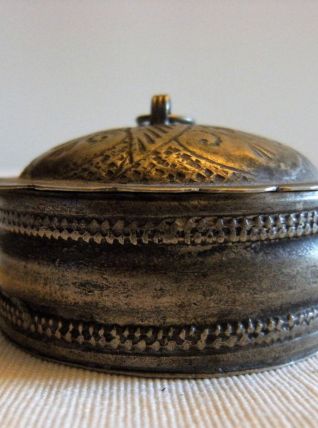 Petite boite à bijoux à priser artisanal argenté