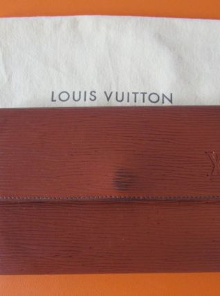 Portefeuille Vintage en cuir épi de la maison Louis Vuitton.