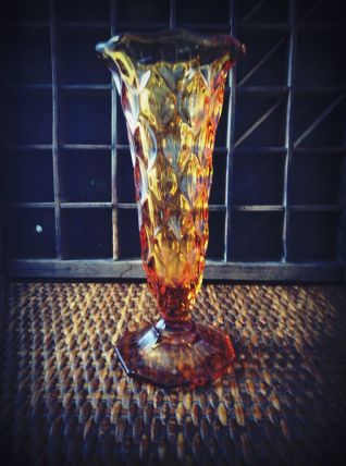 Art déco - soliflore - vase en verre ambré moulé