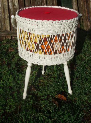 Belle travailleuse tripode en rotin blanc