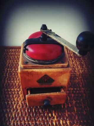 DIENES moulin à café bois blond et rouge vintage