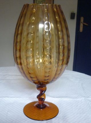 Vase vintage sur piedouche en verre couleur ambre