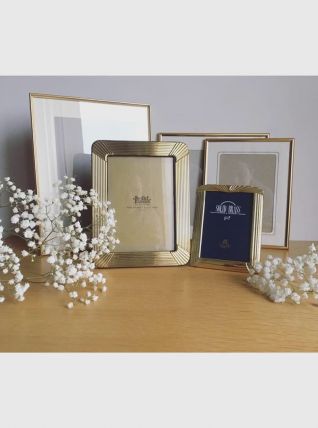 Deux cadres en métal doré 