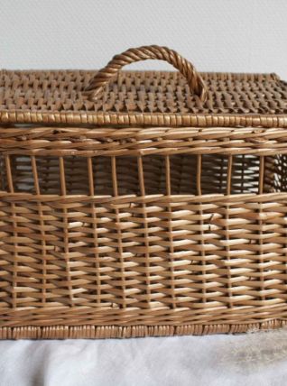 petite malle en osier avec poignet