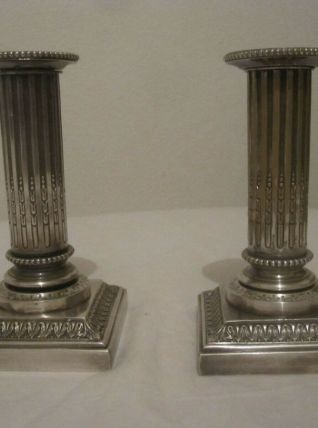 Paire de bougeoirs en métal argenté Cailar Bailard