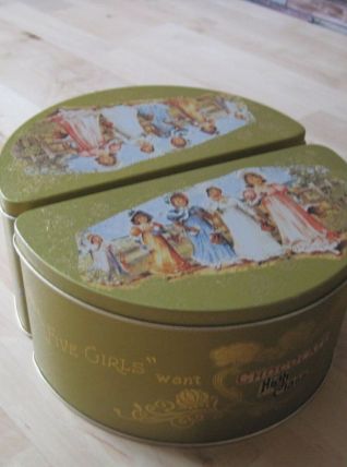 lots de deux    1/2 boites ronde  en tole decor romantique