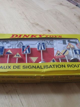 12 MINIS PANNEAUX DE SIGNALISATION ROUTIERE DINKY TOYS 