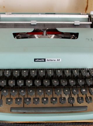 Machine à écrire Olivetti Lettera 32 en très bon état