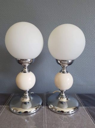 paire de lampes boule opaline blanche mate et bois peint