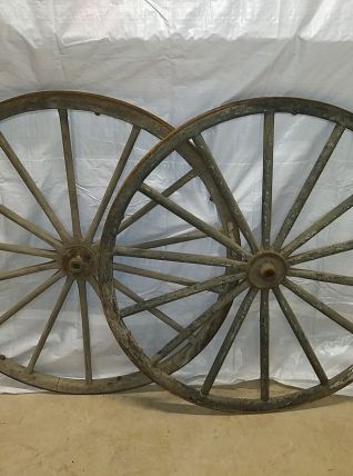 2 anciennes roues de caléche