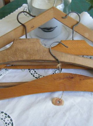Anciens porte-manteaux en bois formes diverses