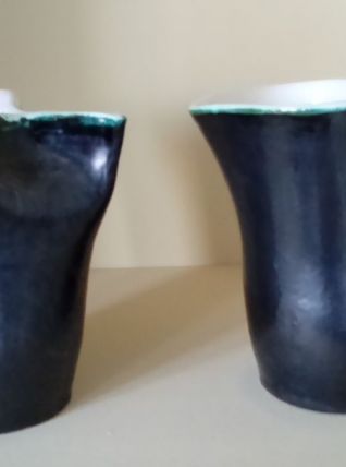 Une paire de vases vintage