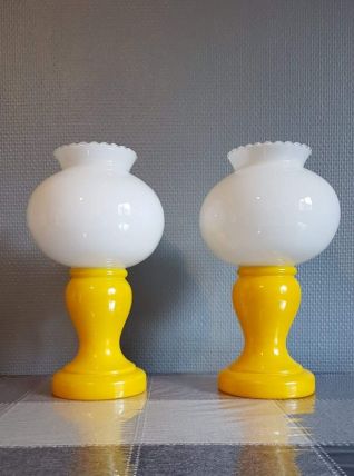 paire de lampes vintage en verre opaline blanches et jaunes