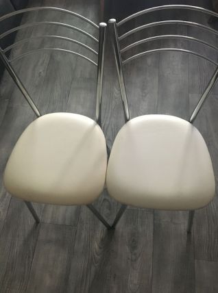 Ensemble de 2 très belles chaises assise en skaï blanc, piét