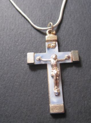 Ancienne croix en Métal + Nacro couleur BLEU  avec chaine 