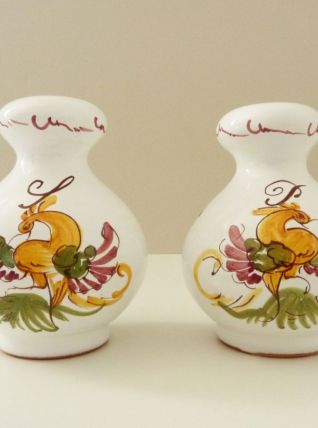 Set salière et poivrière en faïence de Moustiers.