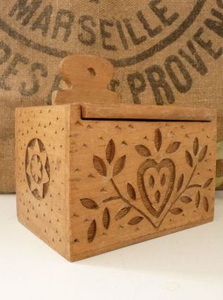 Jolie boîte à sel en bois sculpté, motifs floraux.